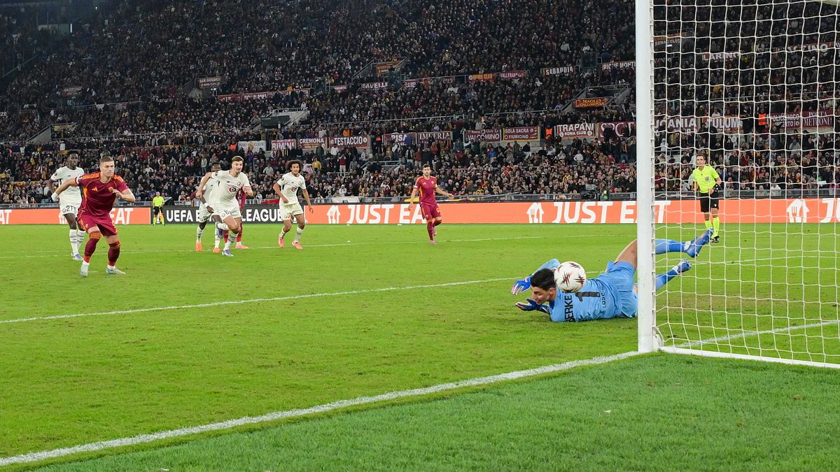 Artem Dovbyk sbaglia uno dei tre rigori assegnati alla Roma contro il Lille nella sfida di Europa League del 2 ottobre 2025