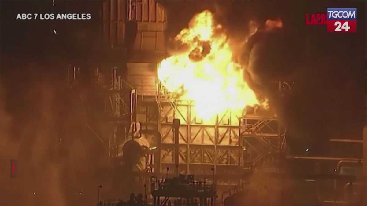 Los Angeles, vasto incendio in una raffineria Chevron