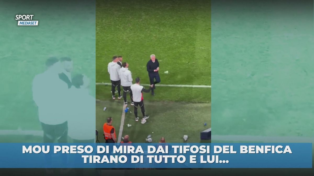 Lanciano di tutto a Mou e lui…