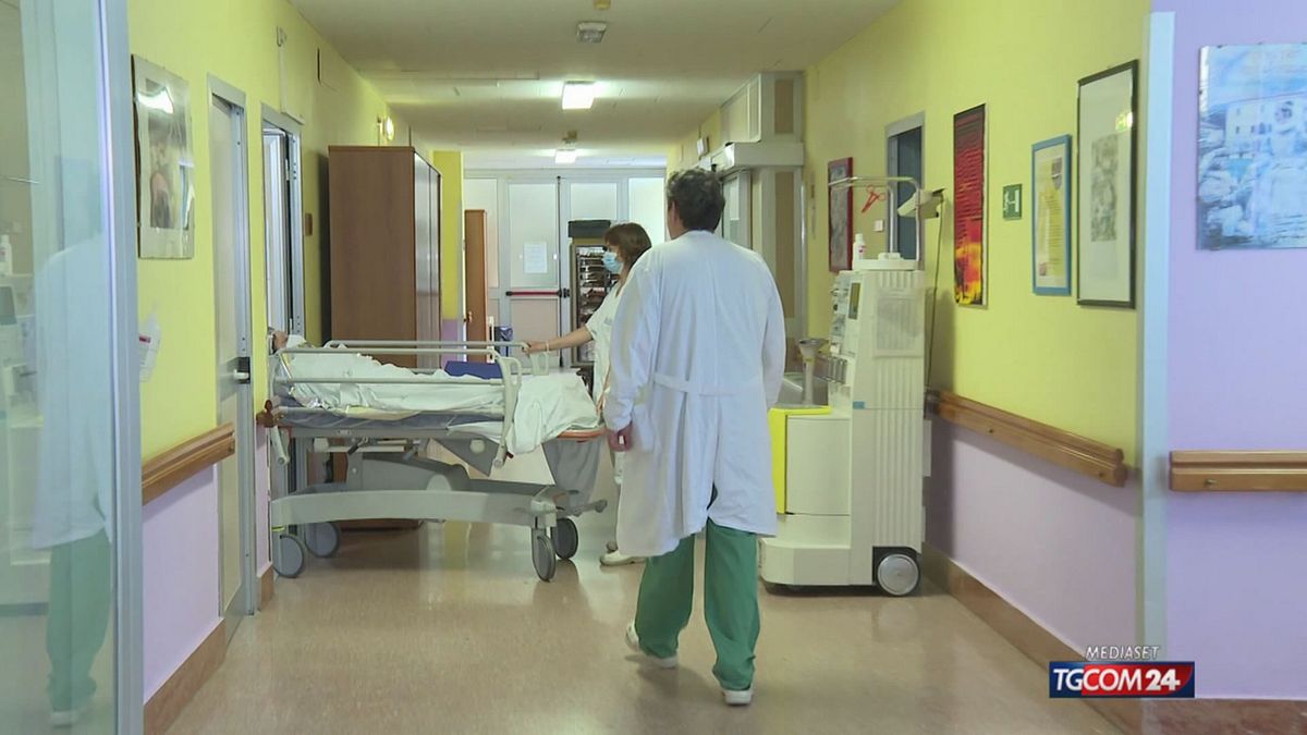 18.01 MEDICI ED INFERMIERI, MAXI ESODO
