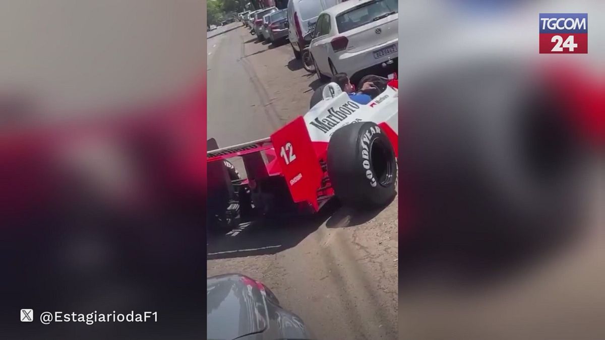 Brasile, una McLaren come quella di Senna per le strade di Maringà