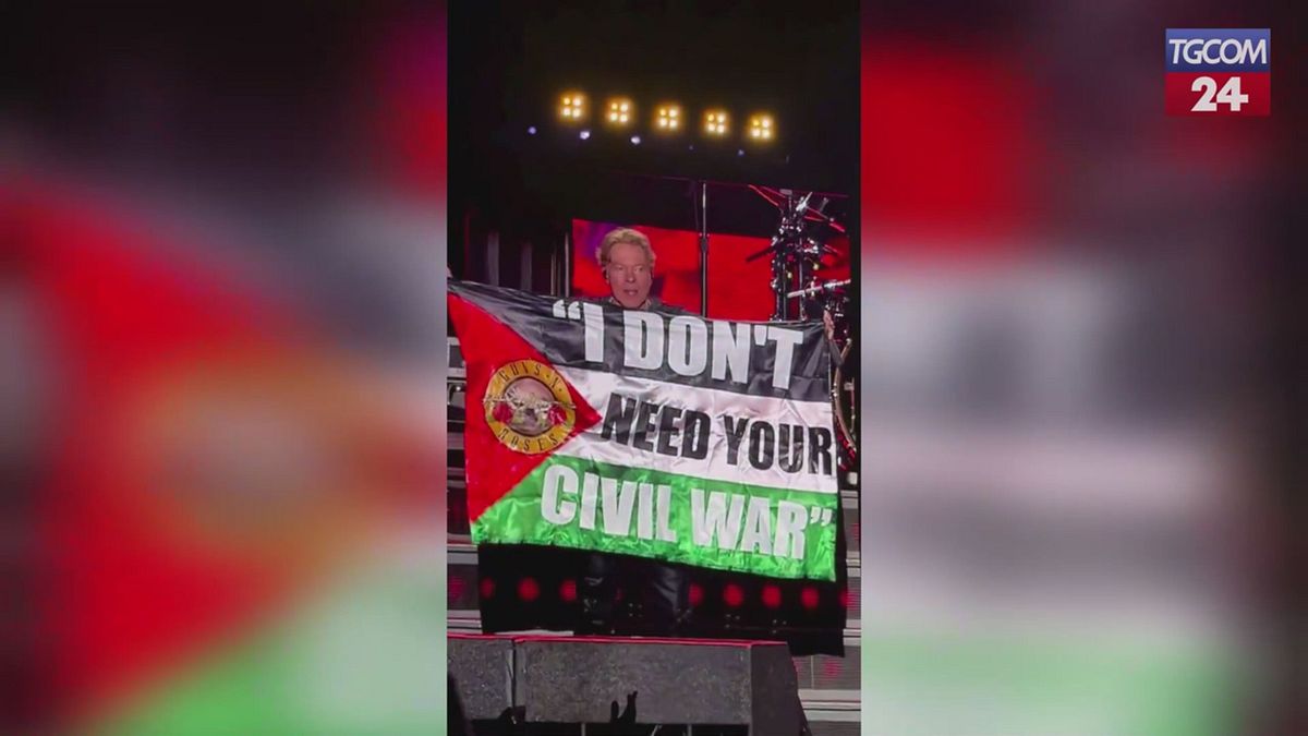 I Guns N' Roses suonano "Civil war": Axl Rose mostra la bandiera della Palestina