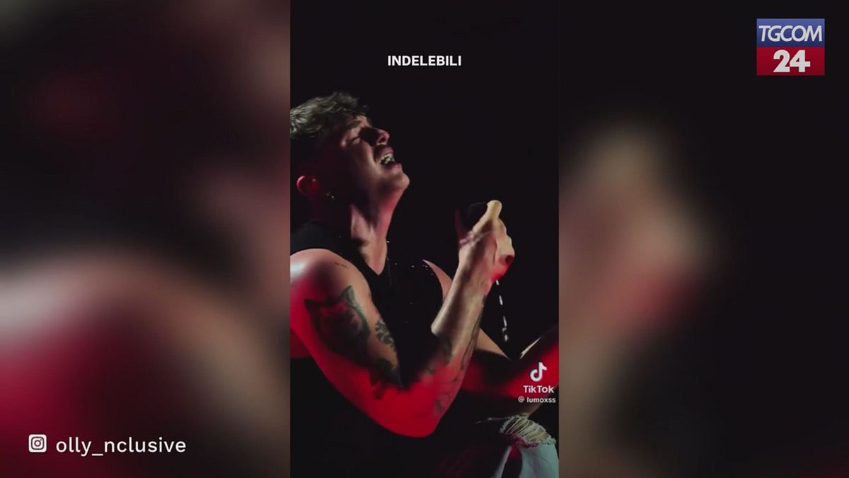 Bologna, Olly si commuove sul palco cantando "Devastante"