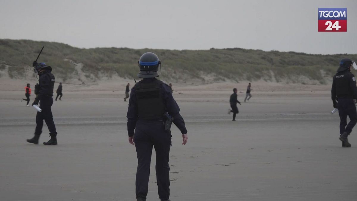Francia, polizia usa lo spray al peperoncino contro i migranti che vogliono attraversare la Manica