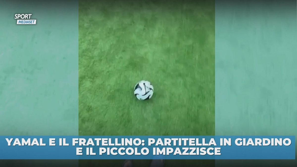 Yamal gioca col fratellino