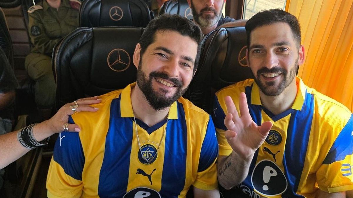 Gali e Ziv Berman con la maglietta della squadra di calcio preferita, il Maccabi
