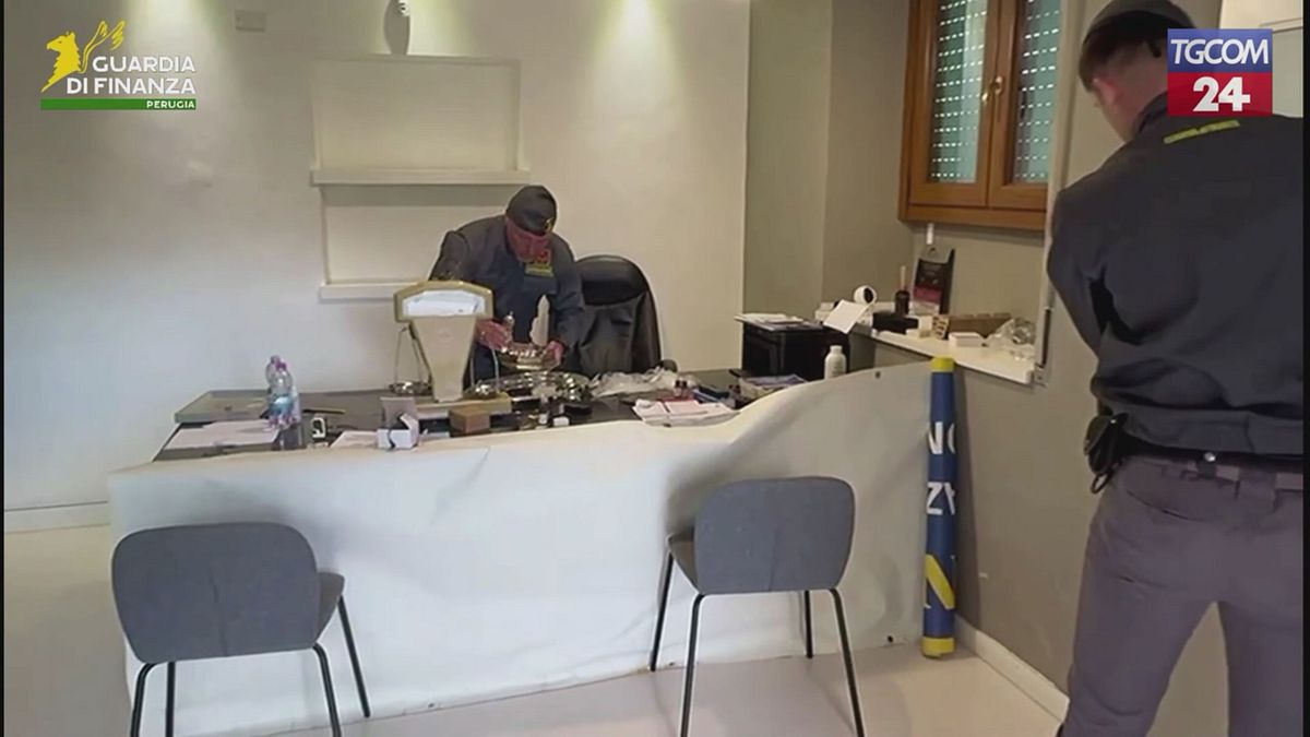 Compro oro abusivo, sequestrati 30 chili di gioielli per un valore di 100mila euro