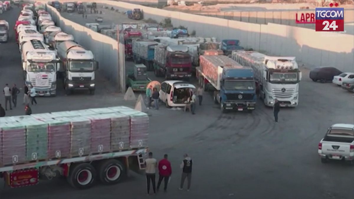 Gaza, il valico di Rafah è ancora chiuso: decine di convogli in attesa