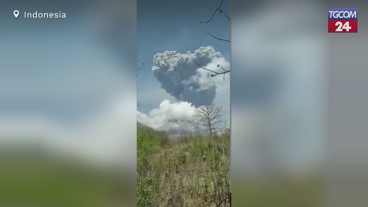 Indonesia, il vulcano Lewotobi Laki-laki erutta: colonna di cenere oltre 9.500 metri