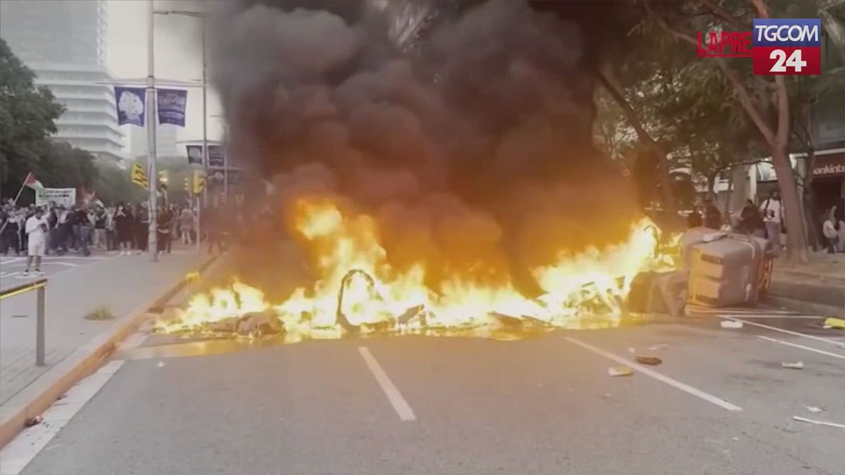 Barcellona, manifestazione pro Pal si trasforma in guerriglia: incendi e vetrine rotte
