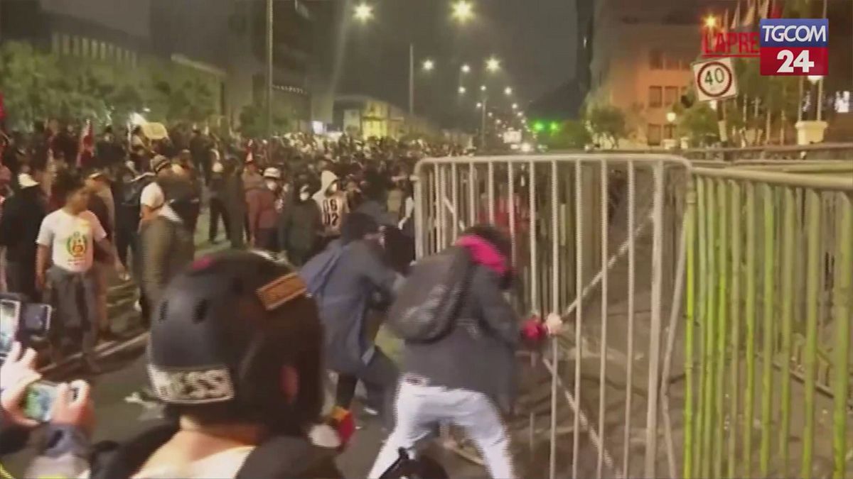 Perù, in piazza migliaia di persone contro il governo: scontri e violenze a Lima