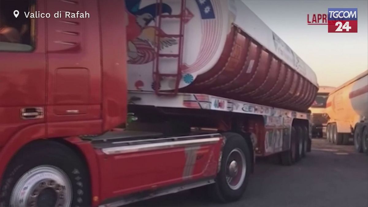 Gaza, camion carichi di aiuti attraversano il valico di Rafah sul lato egiziano