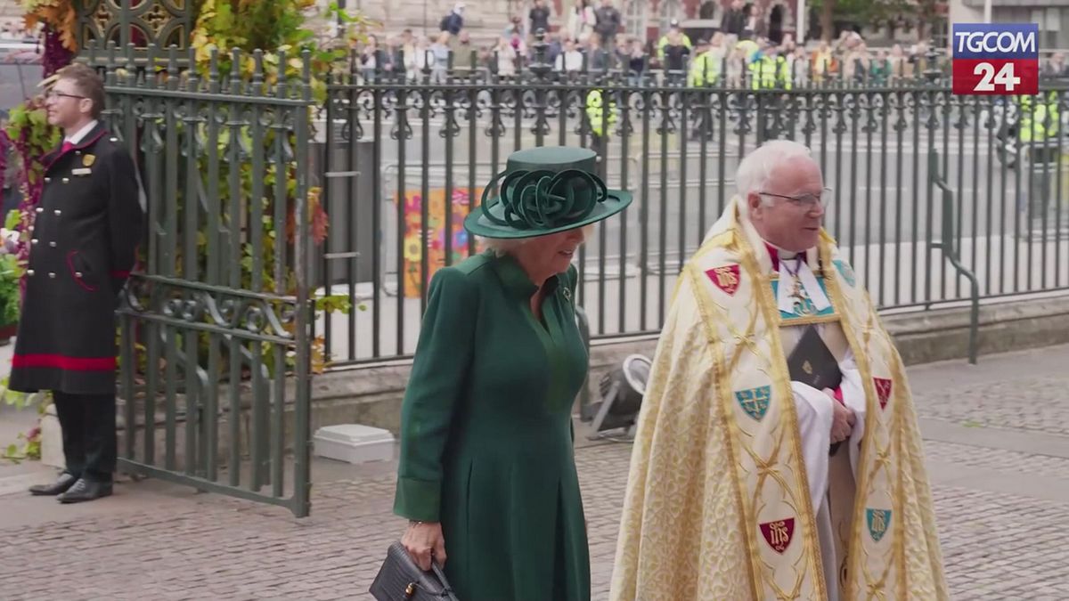 La Regina Camilla all'Abbazia di Westminster per il Festival del Raccolto
