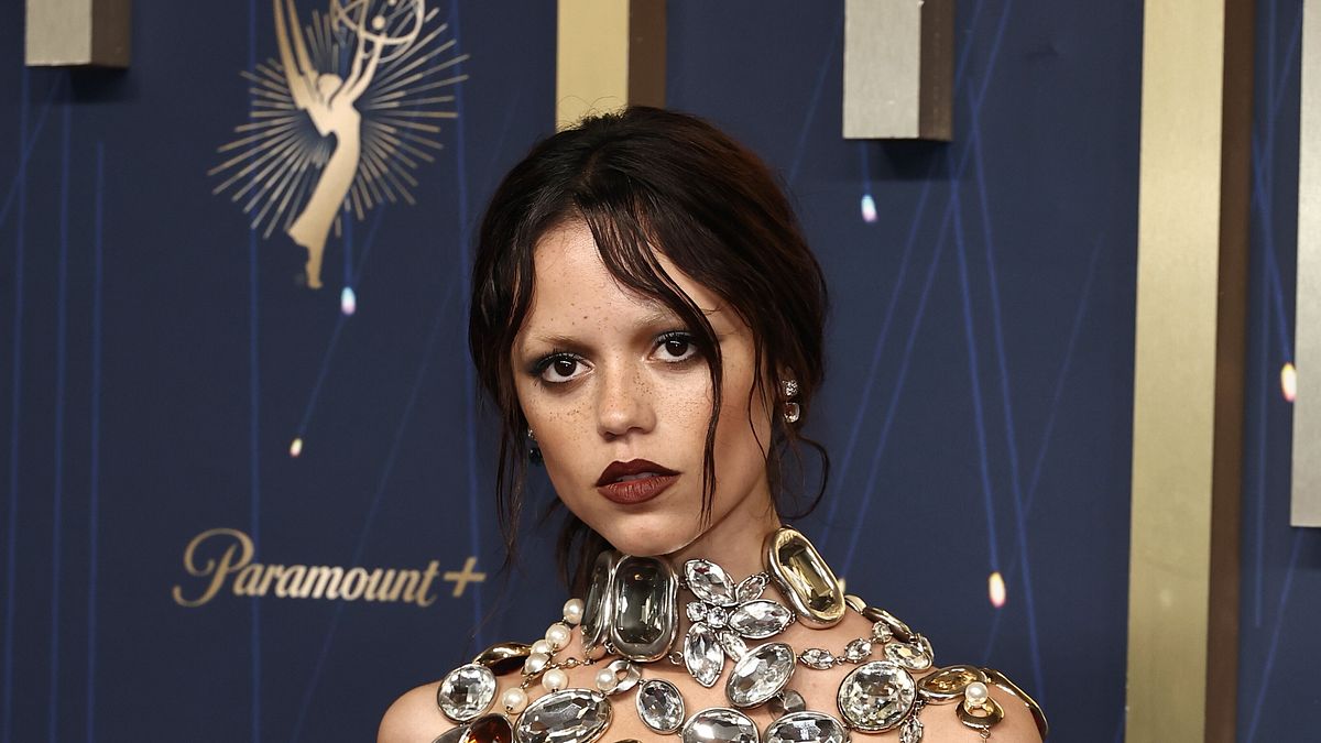 Le labbra audaci di Jenna Ortega: la tonalità decisa del rossetto color borgogna
