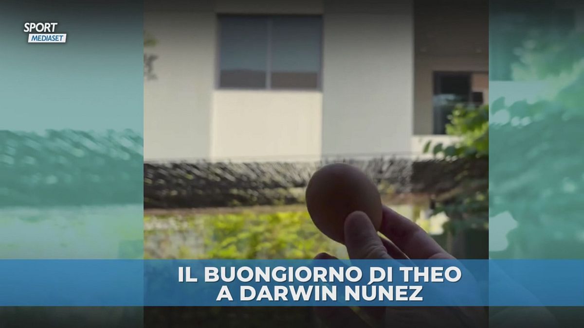 Theo sveglia Darwin Nunez lanciando un uovo sulla finestra di casa