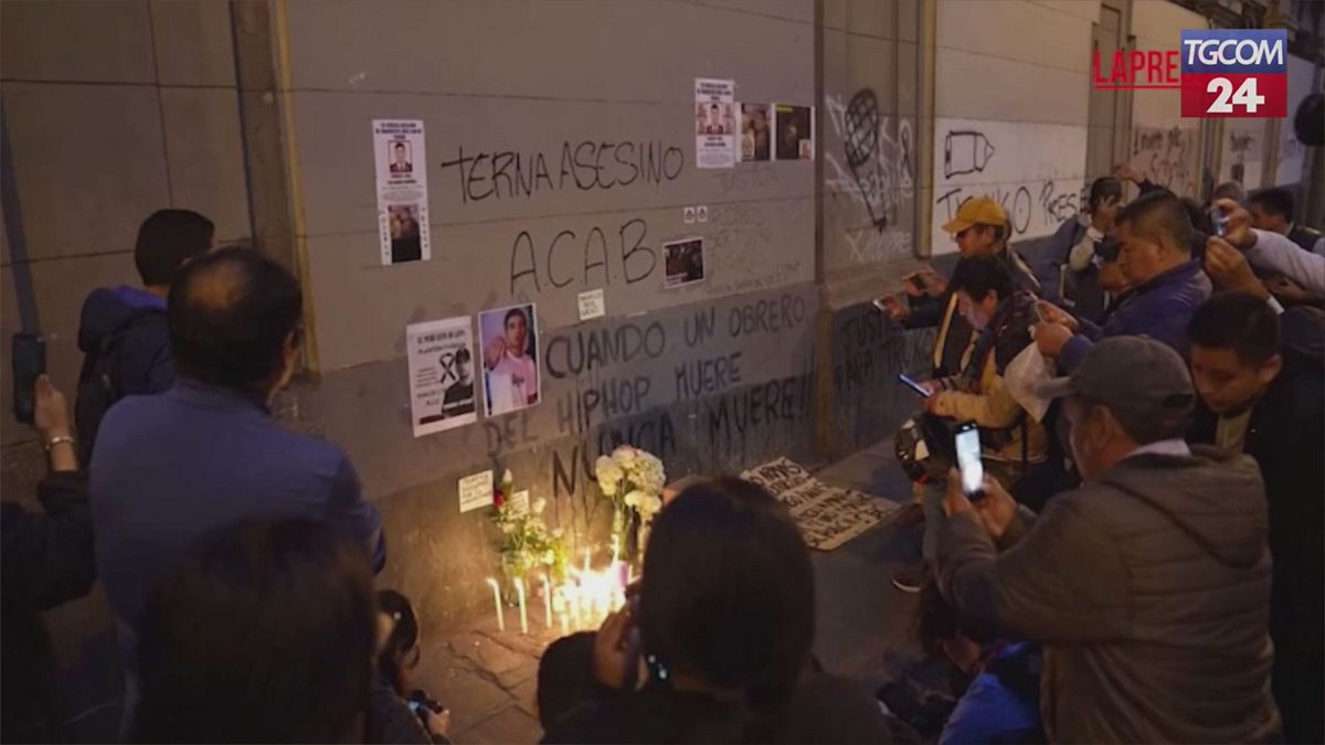 Perù, manifestante ucciso durante le proteste: la veglia a Lima