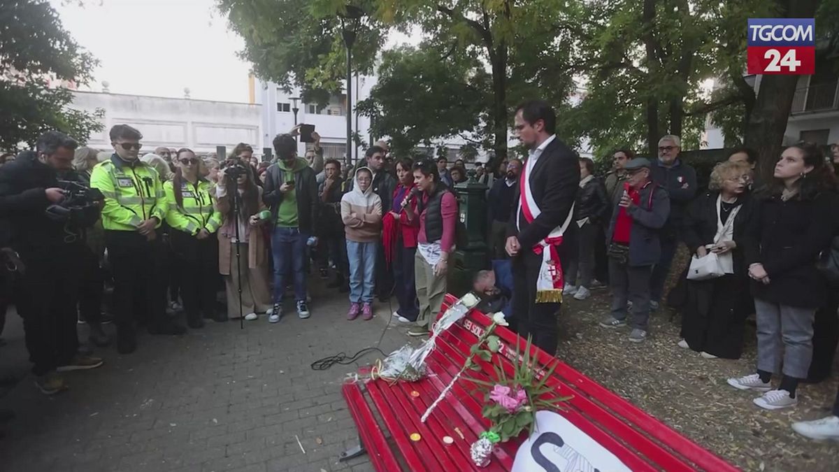 Milano, il presidio per ricordare Pamela Genini: in duecento alla panchina rossa a Gorla