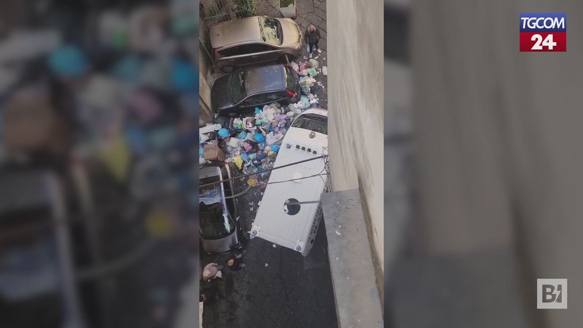 Napoli, il vicolo diventa una discarica a cielo aperto e l'ambulanza resta bloccata