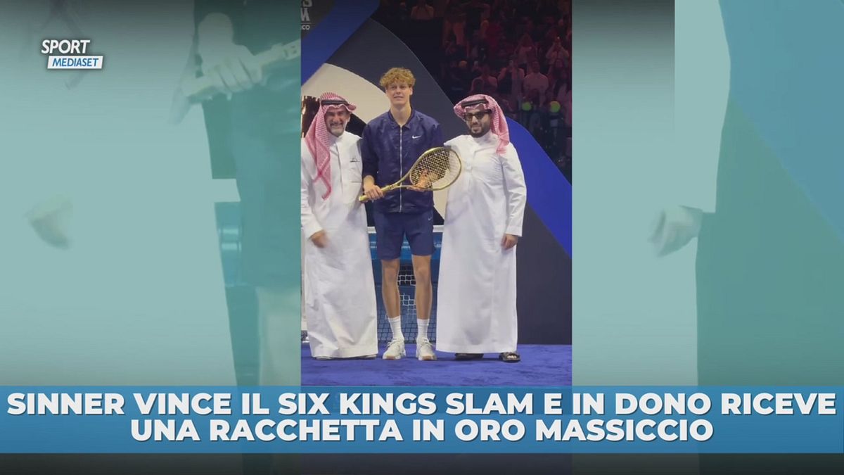 Sinner premiato con racchetta d'oro massiccio