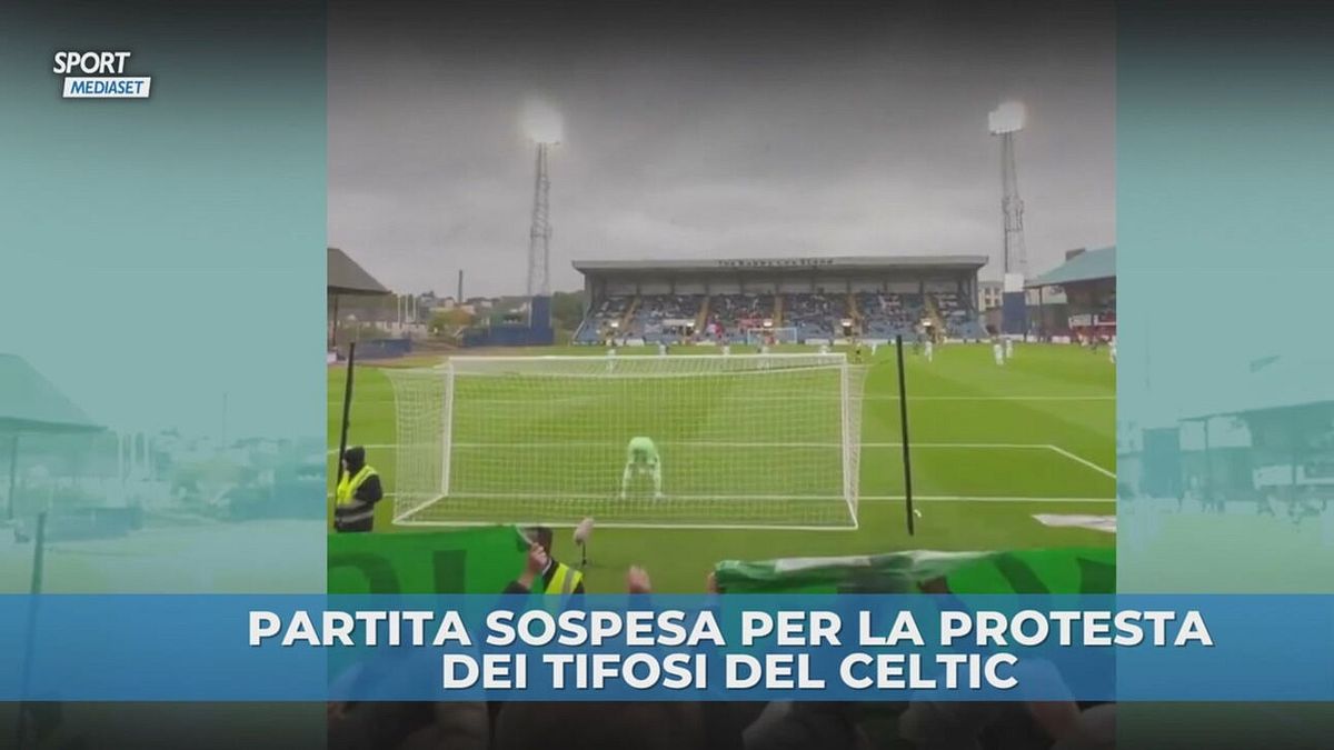 Celtic, la rabbia dei tifosi: palline da tennis in campo