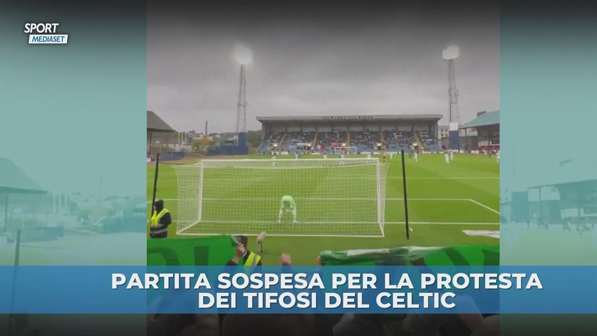 Celtic, la rabbia dei tifosi: palline da tennis in campo