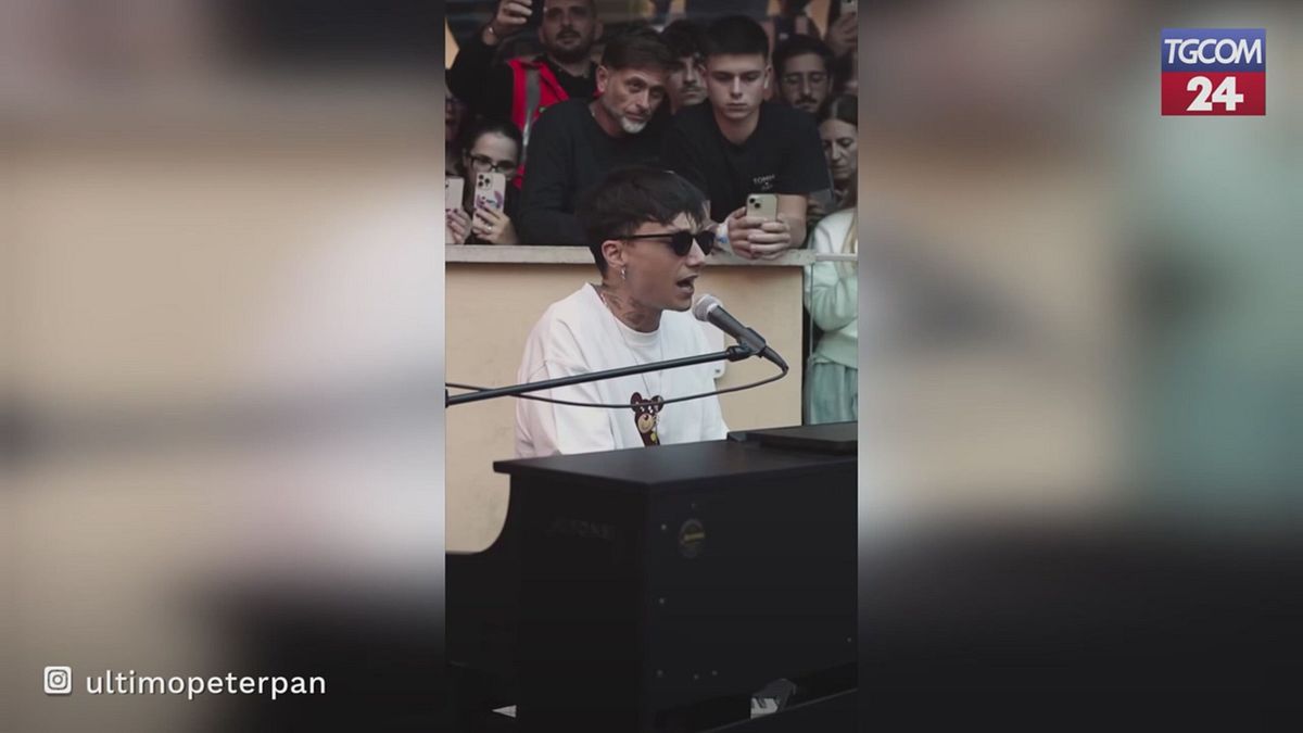 Roma, Ultimo all'Ospedale Bambino Gesù: musica e sorrisi per i piccoli pazienti