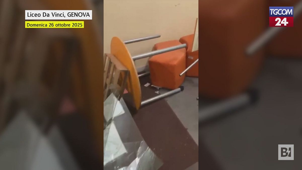 Genova, raid nel liceo occupato: le immagini dei danni