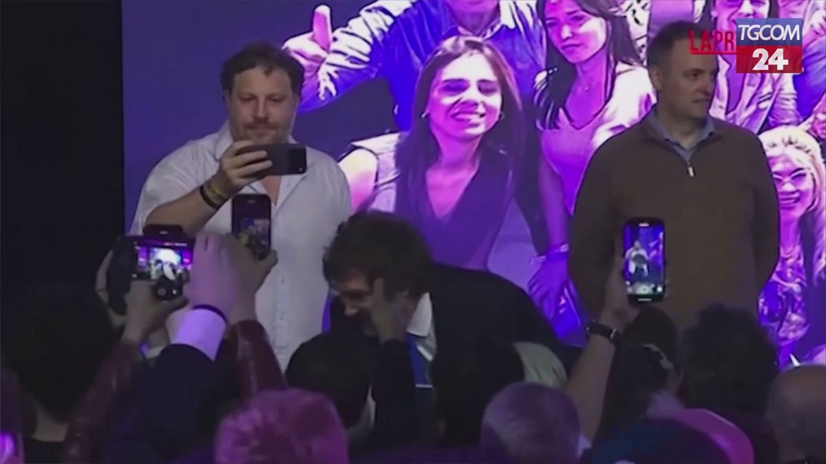 Milei trionfa ancora (a sorpresa) in Argentina: le immagini della festa