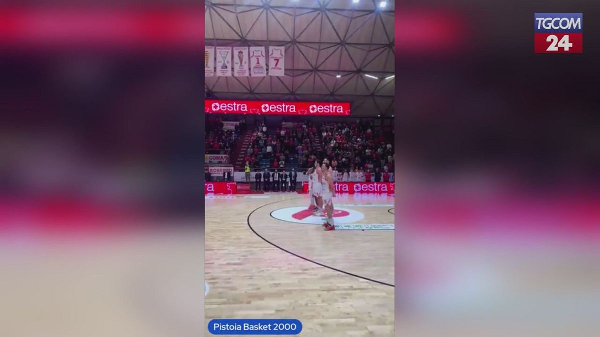 Pistoia Basket, l'omaggio dei giocatori per l'autista ucciso: "Fermiamo la palla, ascoltiamo il silenzio"