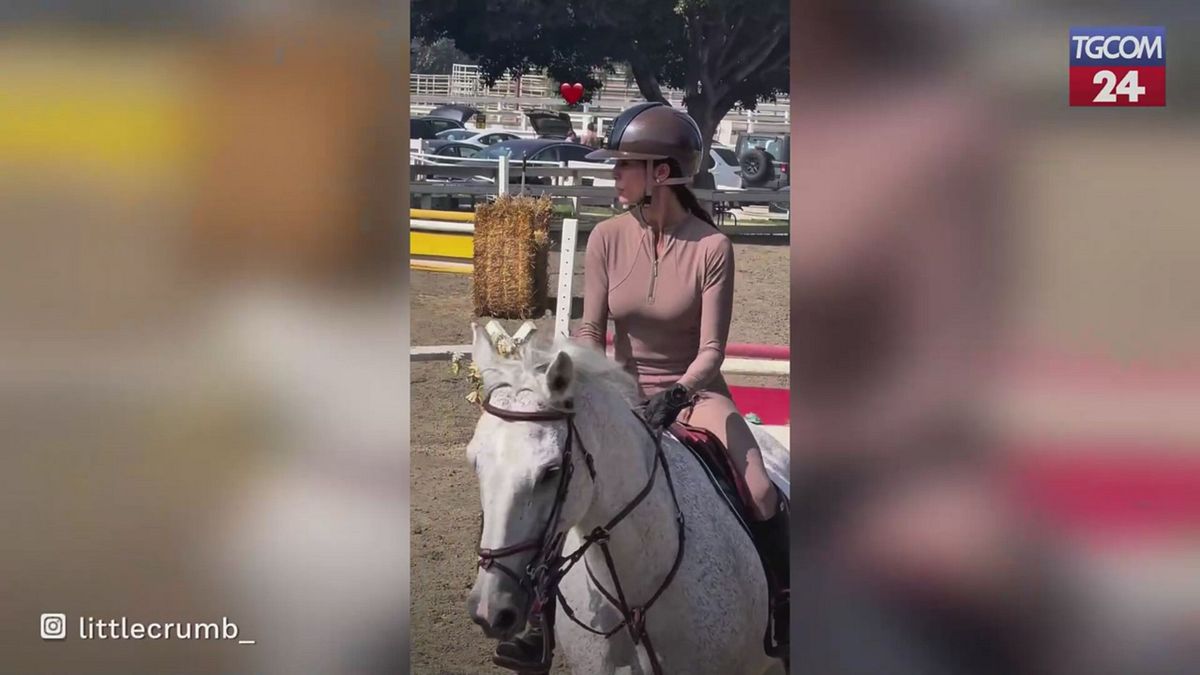 Elisabetta Canalis, l'eleganza della showgirl mentre va a cavallo