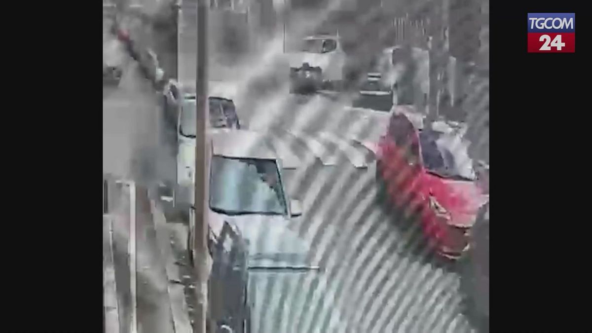 Roma, fuga in auto con incidente durante scambio di droga