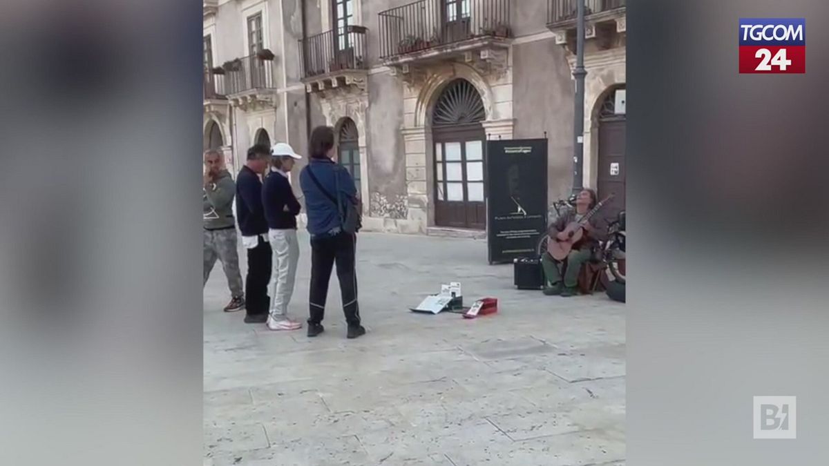 Mick Jagger a spasso per Ortigia si ferma ad ascoltare un musicista di strada