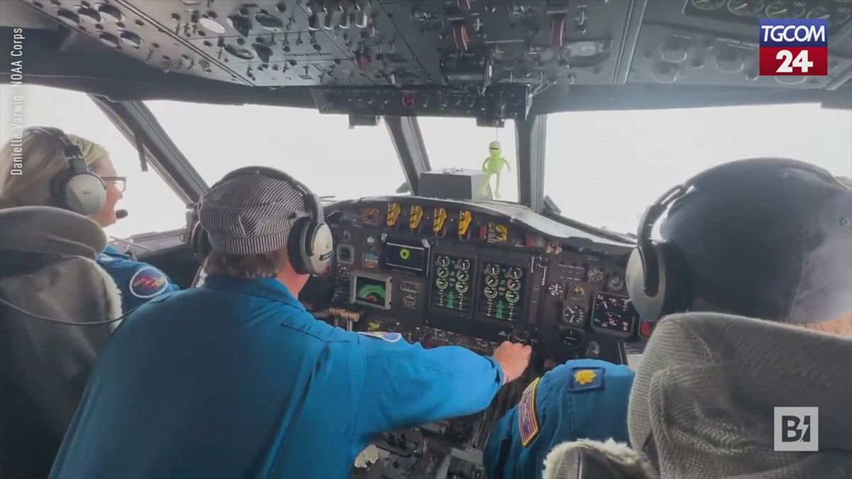 In volo nell'occhio dell'uragano Melissa, le immagini  dalla cabina di pilotaggio