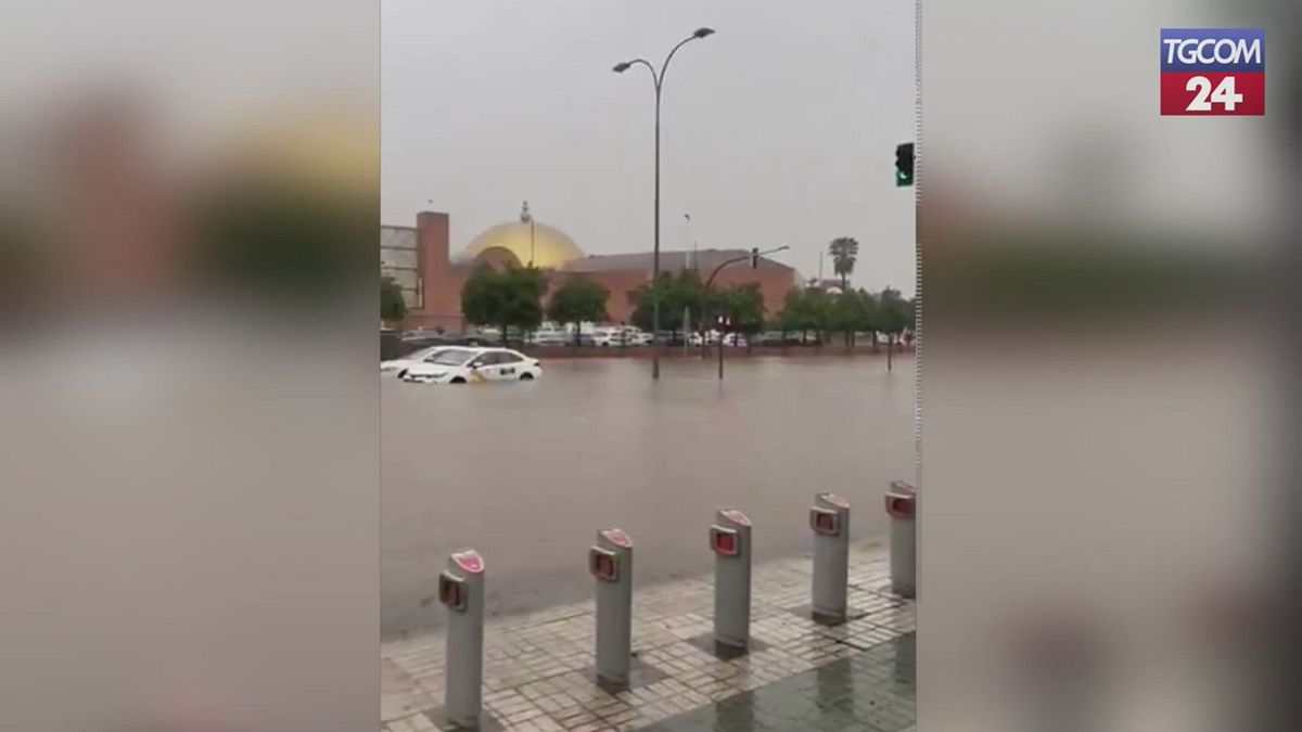 Maltempo in Spagna, Siviglia flagellata dalle piogge: disagi e strade allagate