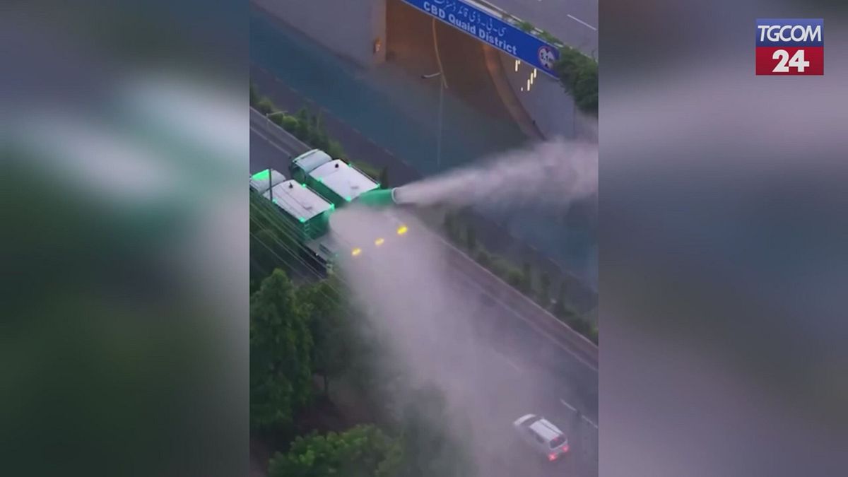 Pakistan, emergenza inquinamento a Lahore: in strada i cannoni antismog