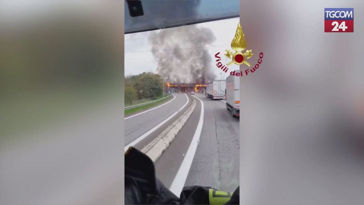 A21 chiusa: incendio devasta il casello di Brescia Sud