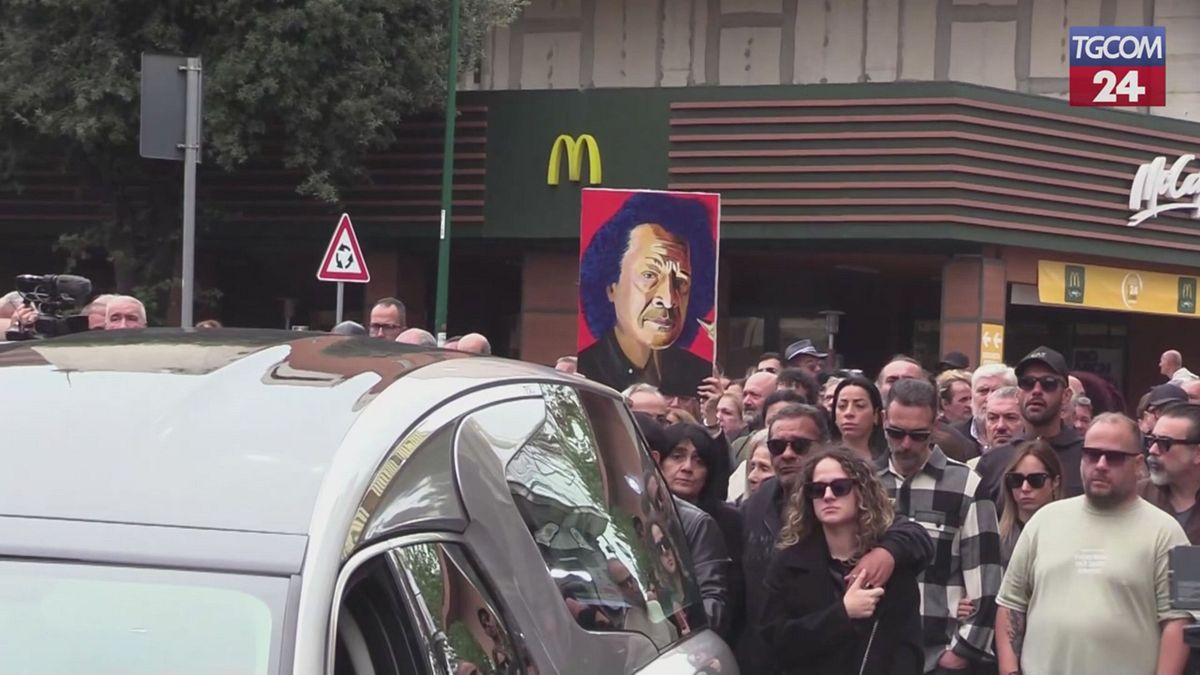 Addio a James Senese: folla commossa ai funerali, sulla bara il suo sax