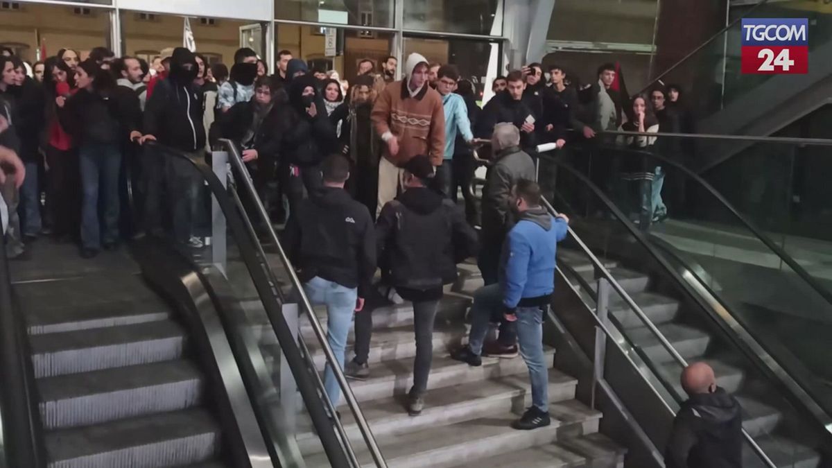 Torino, tensione a Porta Susa: manifestanti pro-Pal tentano di entrare in stazione