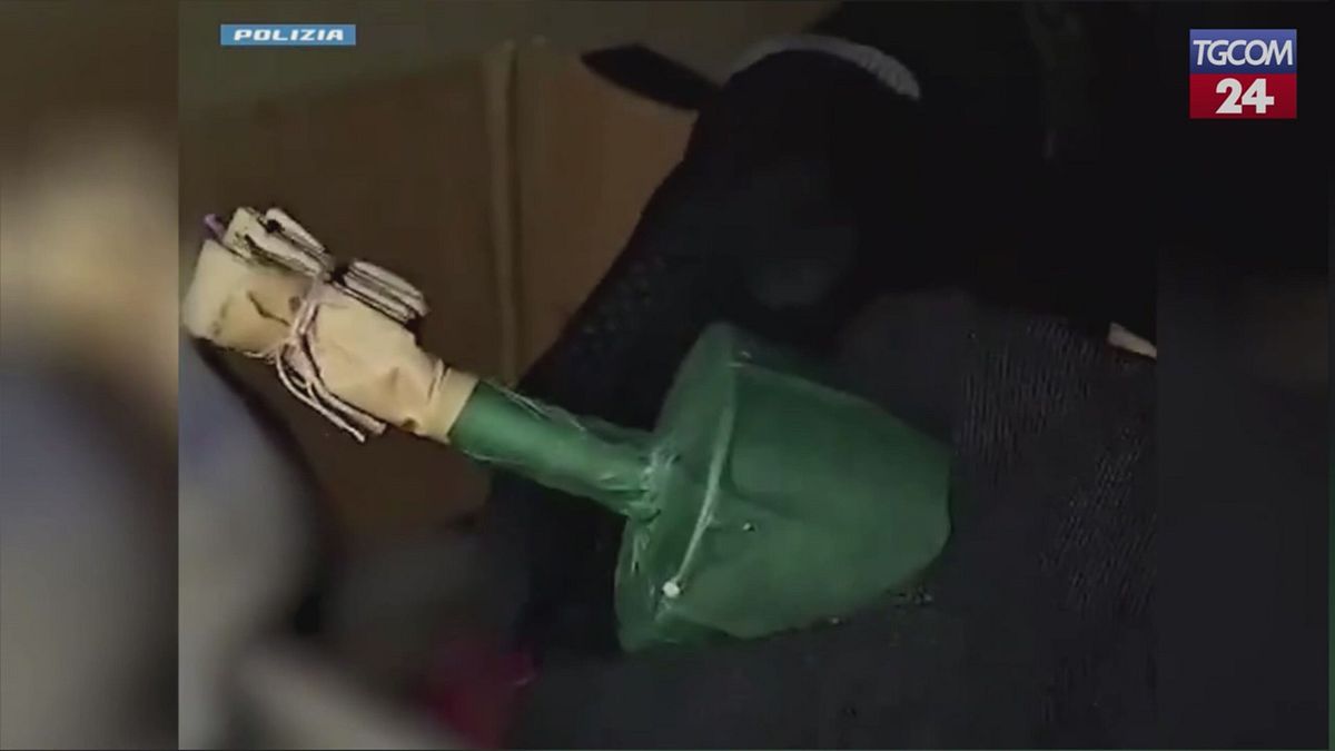 Usava la sua pizzeria come bunker per droga e ordigni: arrestato 24enne nel Milanese