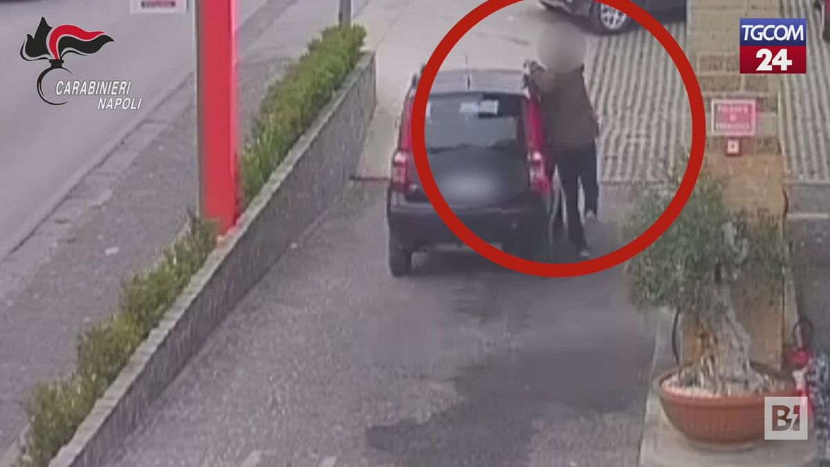 Somma Vesuviana, aspetta che la ex si fermi a fare rifornimento e la aggredisce