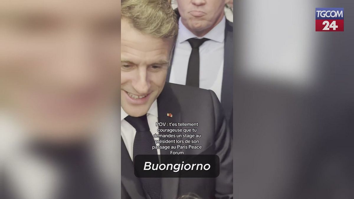 Studentessa blocca Macron e gli chiede uno stage: "Posso venire da Lei per sei mesi?"