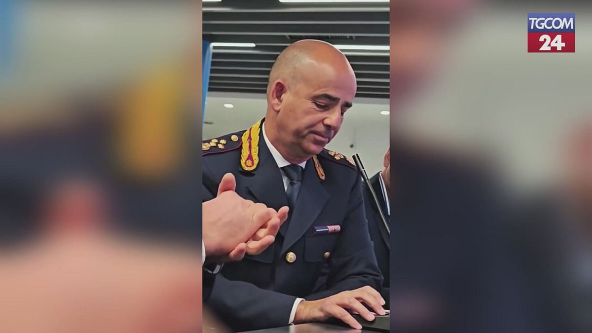 Poliziotto lascia la divisa e va in pensione: all'ultimo saluto via radio risponde a sorpresa la figlia