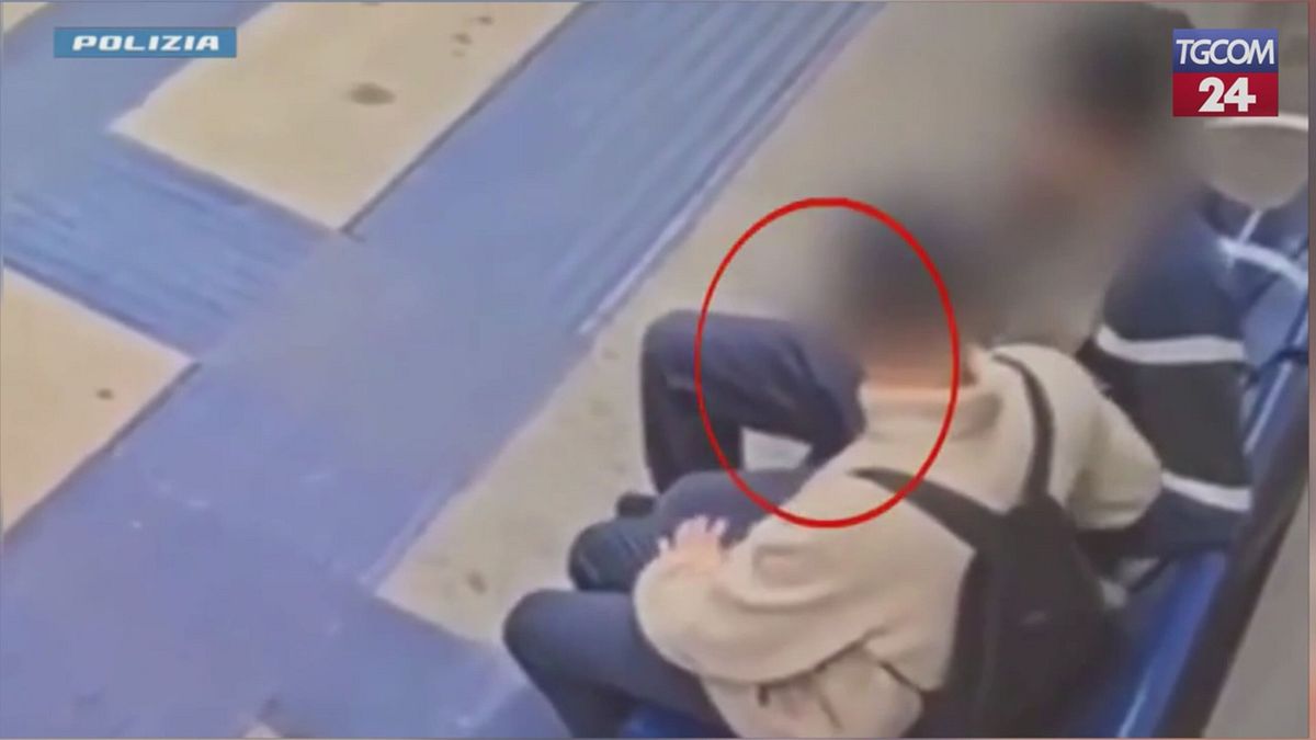 Milano, paura in metro: punta il coltello contro un ragazzino per farsi consegnare il cellulare