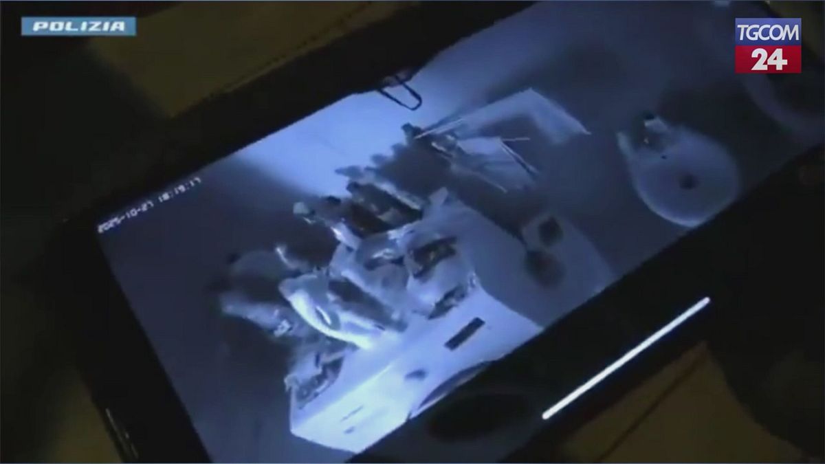 Le microcamere nei bagni e i video sul cellulare: ecco come un padrone di casa spiava le sue inquiline