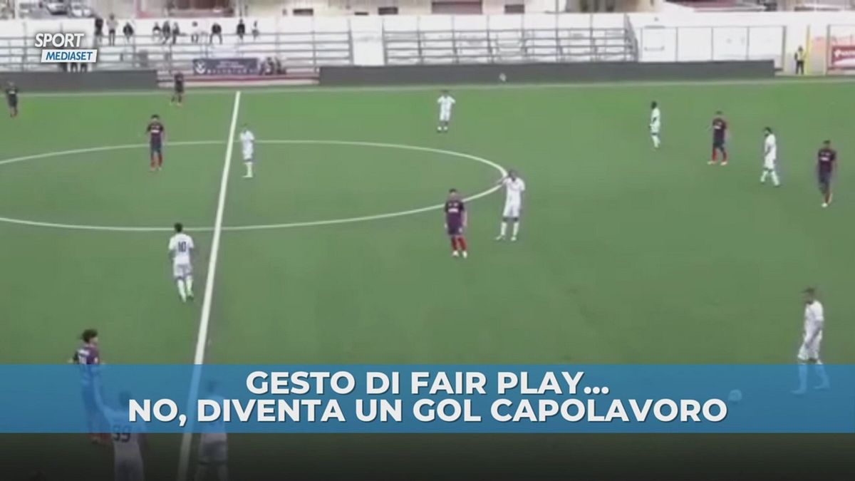 Vuole restituire il pallone, ma fa un gol da 50 metri: è bufera