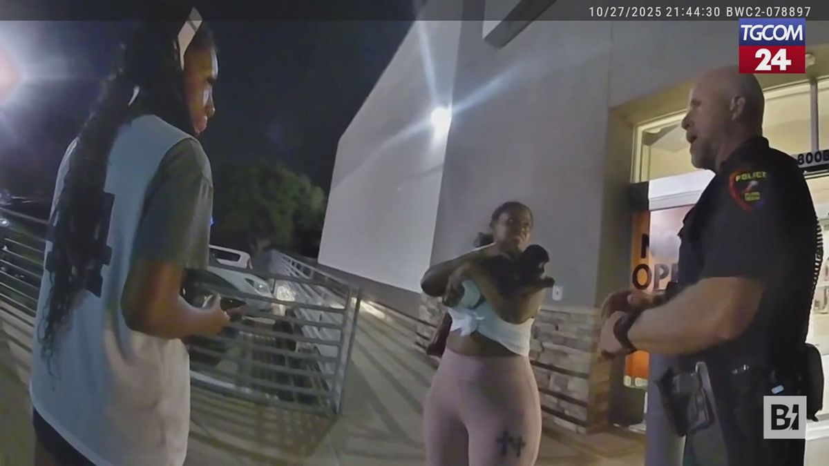 Texas, scimmia scappa in un negozio: la fuga dai poliziotti che tentano di bloccarla