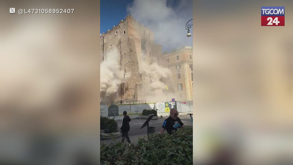 Il momento del crollo della Torre dei Conti a Roma
