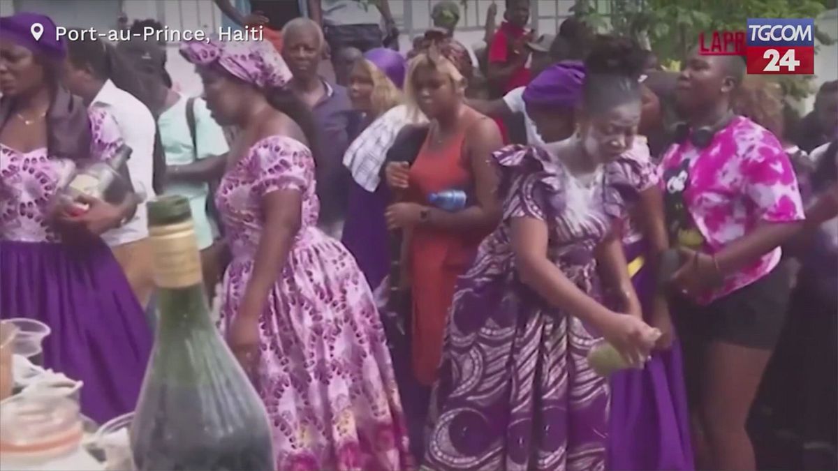 Haiti, al cimitero si onorano i morti nel festival del Voodoo