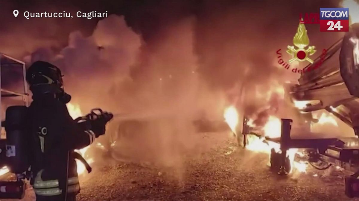 Cagliari, incendio in una palazzina: in fiamme il tetto in legno