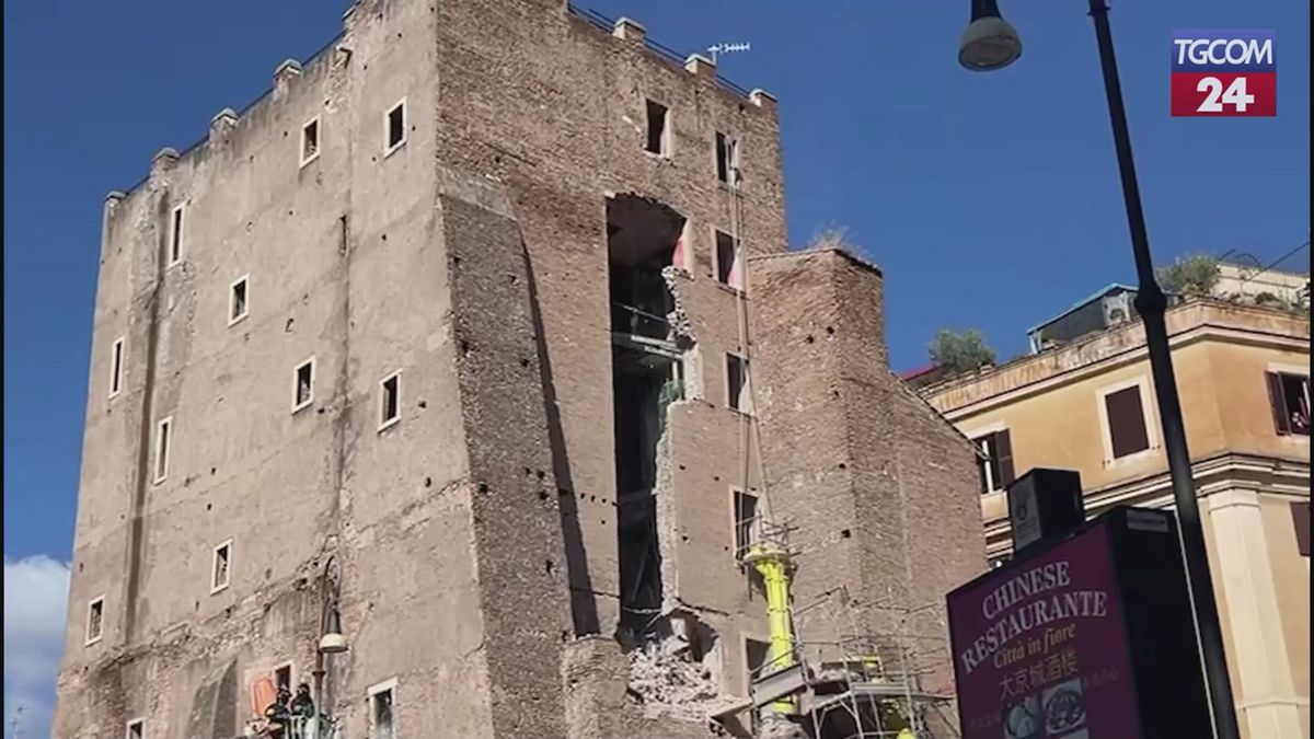Roma, il momento del secondo crollo della Torre dei Conti